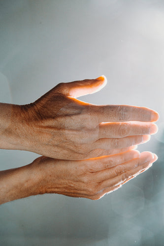 Pourquoi notre système immunitaire faiblit avec l’âge ?